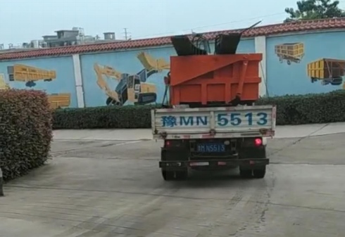 崤山金礦側卸式礦車發(fā)貨